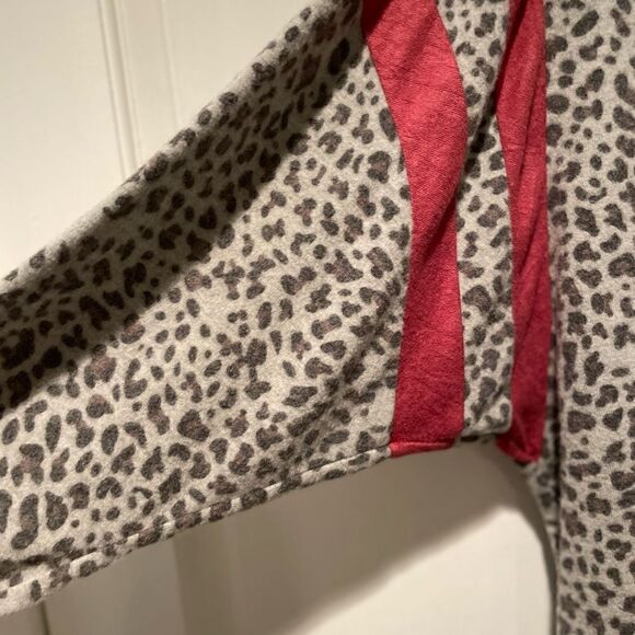 143 Story by Line Up Animal Print Sweater Size Large - Picture 7 of 8